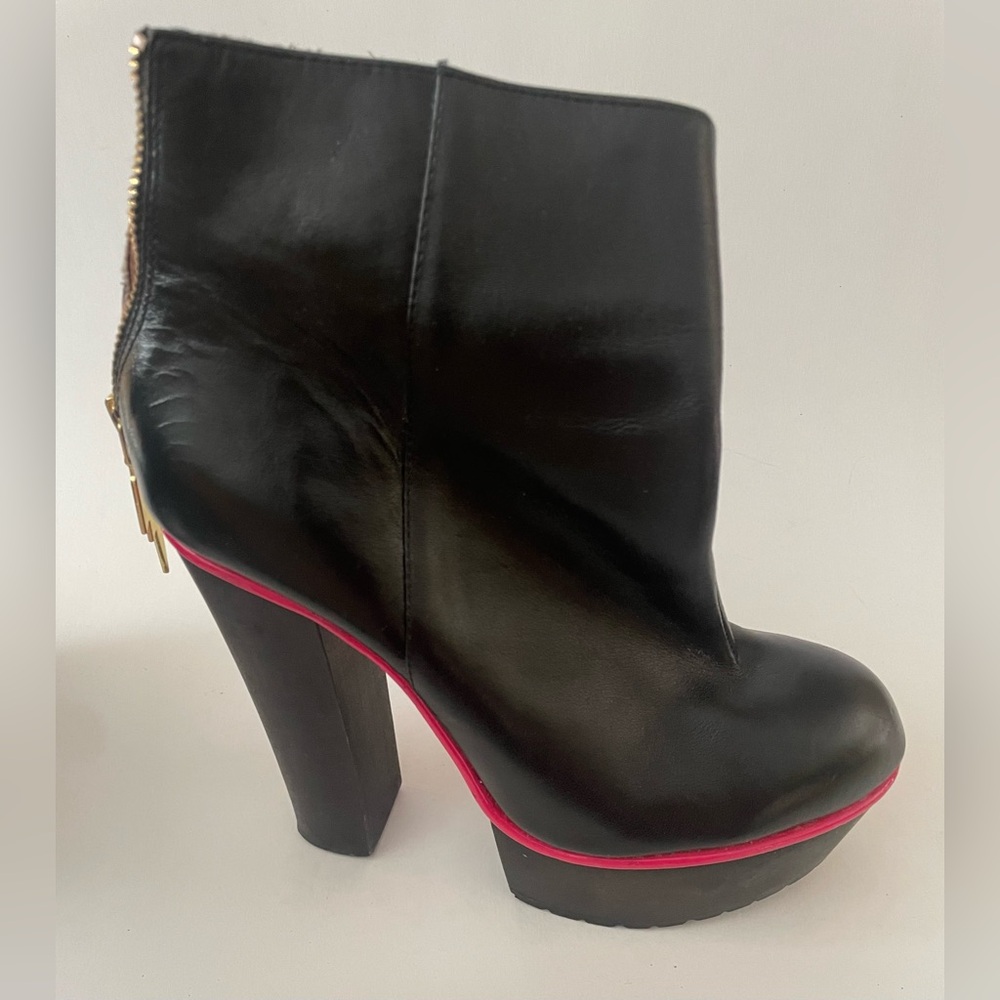 Betsey Johnson Fabulous Black Leather Ankle Boots with Pink Trim - Picture 15 of 15